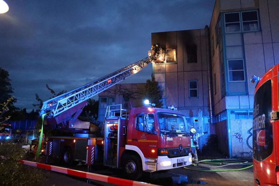 Berlin: Großeinsatz in Hellersdorfer Brachruine: Sieben Brände halten Feuerwehr auf Trab