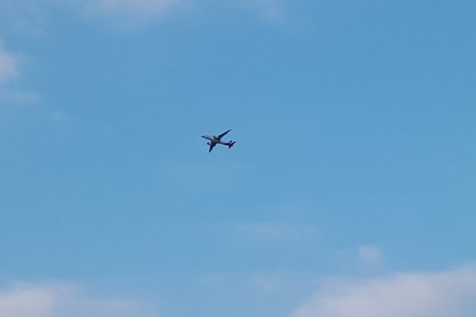 Am Donnerstagabend war eine Embraer von Helvetic Airways gleich mehrfach über Dresden zu sehen.