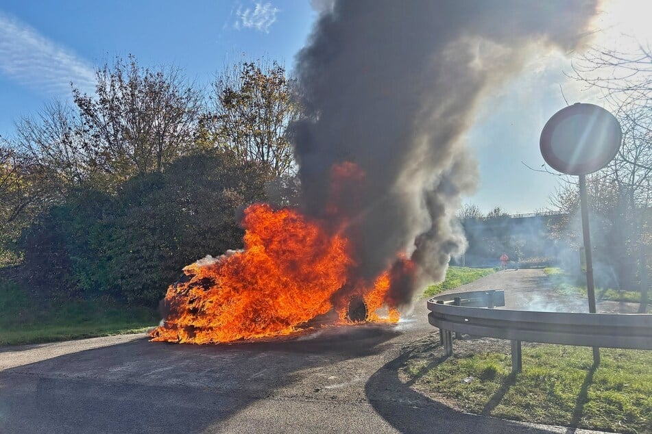 Auch aus einer anderen Perspektive fiel der Fahrzeugbrand nicht minder heftig aus.