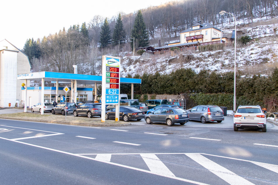 Großer Andrang an einer Tankstelle in Jáchymov wenige Kilometer hinter der deutsch-tschechischen Grenze. Etliche Erzgebirger tanken hier ihr Auto voll.
