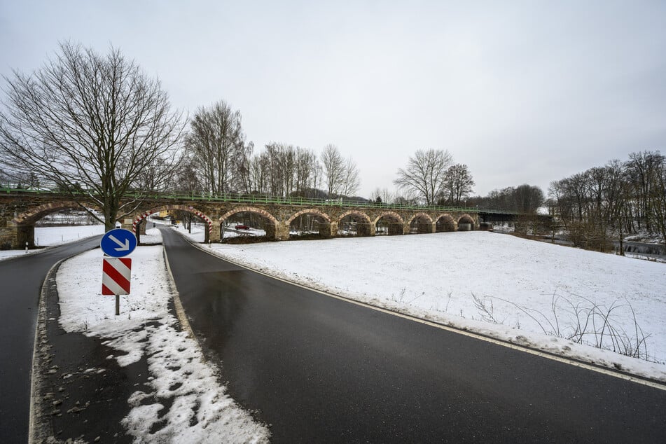 Die Eisenbahnbrücke in Braunsdorf gehört zur Strecke nach Hainichen, die elektrifiziert werden soll.
