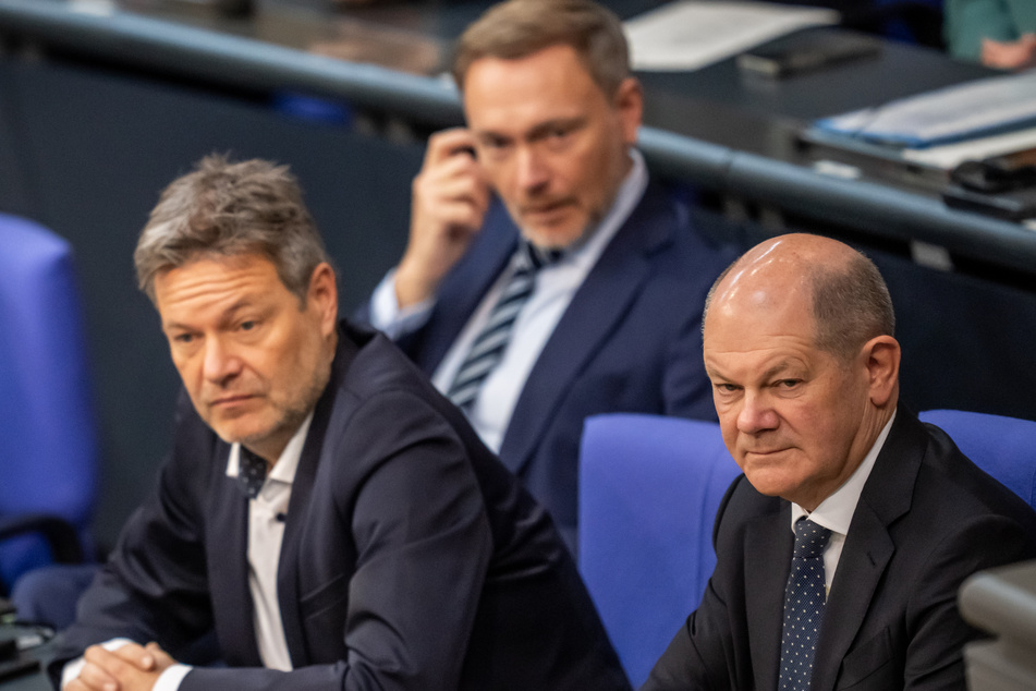 Bundeskanzler Olaf Scholz (r., 65,SPD), Robert Habeck (l., 54, Grüne) und Christian Lindner (45, FDP) mussten in den vergangenen zwei Jahren viele Kompromisse in der Ampel-Koalition aushandeln.