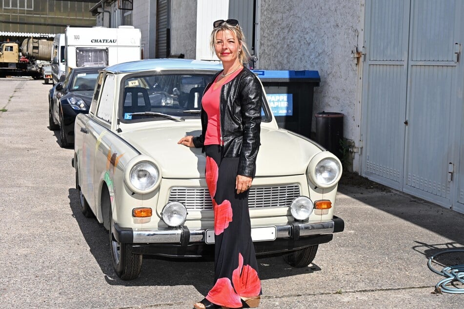 Nicole Quade würde gern die Geschichte hinter dem besonderen Auto herausfinden.