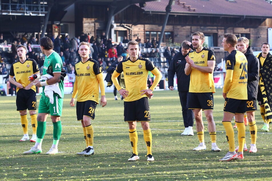 Kapitän Niklas Hauptmann (M.) stellte sich mit seinen Jungs nach dem Spiel den fast 5000 Dynamo-Fans, die mit in die schwäbische Provinz reisten.