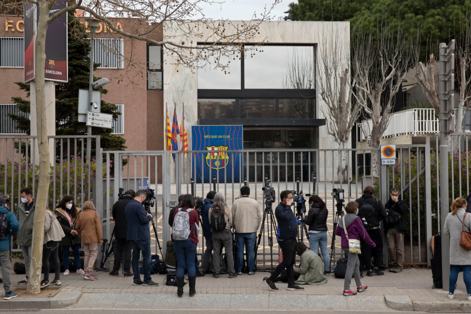 Journalisten gehen vor den Büros des FC Barcelona ihrer Arbeit nach.