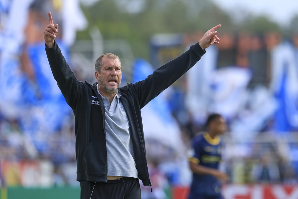 Lok-Coach Jochen Seitz (49) hatte nach dem Vorfall lebenslanges Stadionverbot für den "einzelnen Idioten" unter den Fans gefordert.