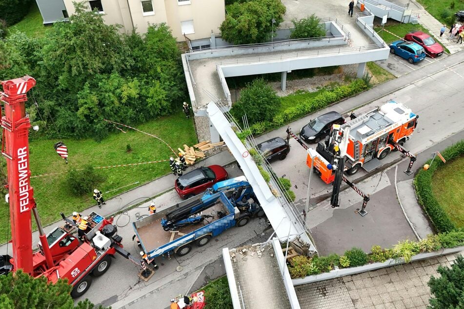 Die Brücke stürzte direkt auf das Führerhaus des Lkw.
