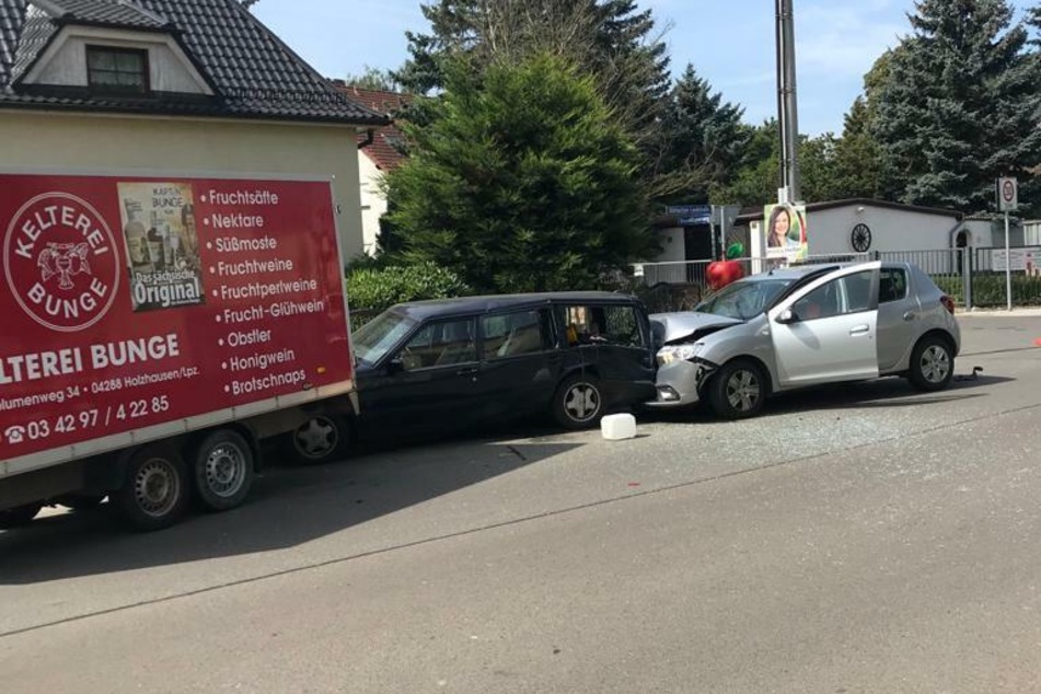 Bei einem Unfall in Leipzig-Holzhausen wurden am Sonntag gleich drei Autos ineinander geschoben. Die Unfallverursacherin wurde verletzt.