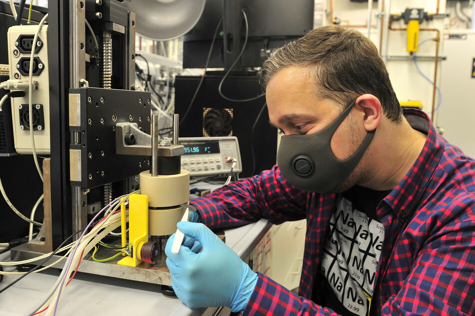 Martin Biak (37) untersucht den elektrischen Widerstand verschiedener Materialien, die für den Einsatz als Bauteil in Brennstoffzellen infrage kommen.