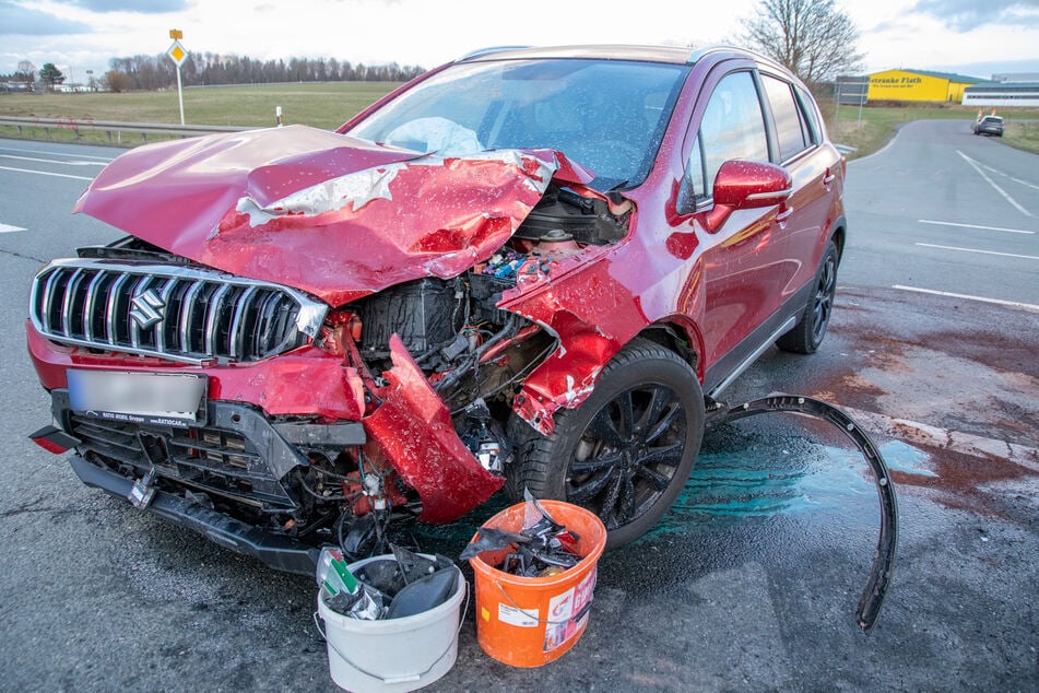Dieser Suzuki stieß am späten Donnerstagnachmittag auf der B101 bei Wolkenstein mit einem Transporter zusammen.
