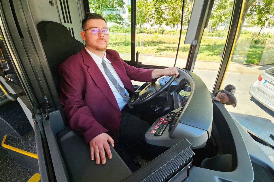 Macht coole Durchsagen: Silvio Petasch (29) am Steuer eines E-Busses.