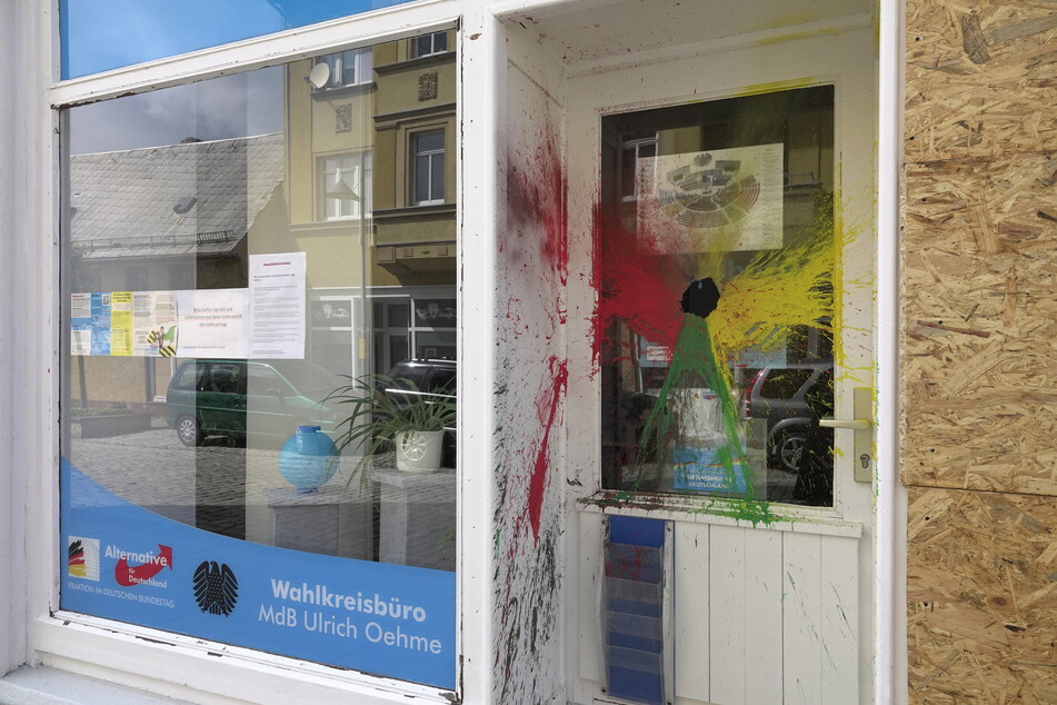 2020, Limbach-Oberfrohna: Farbanschlag auf das Büro von Ulrich Oehme (61, AfD). Vergangenen Sonntag war das Büro des Schwarzenberger AfD-Landtagsabgeordneten Thomas Thumm (44) Ziel eines Anschlags.