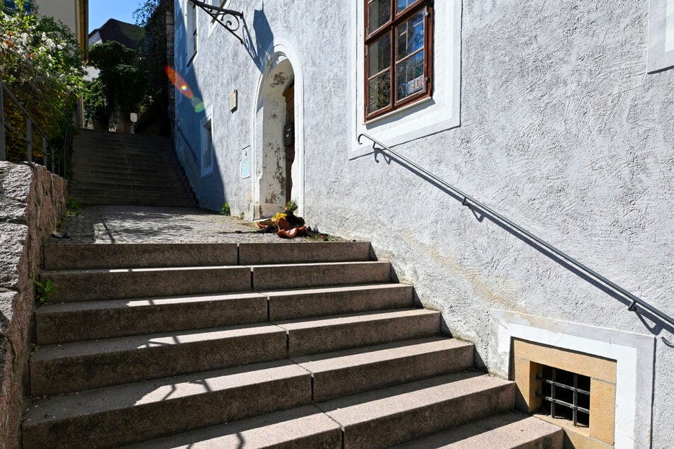 Die Galeristin im Prälatenhaus an den Roten Stufen überlebt den dritten Mord.