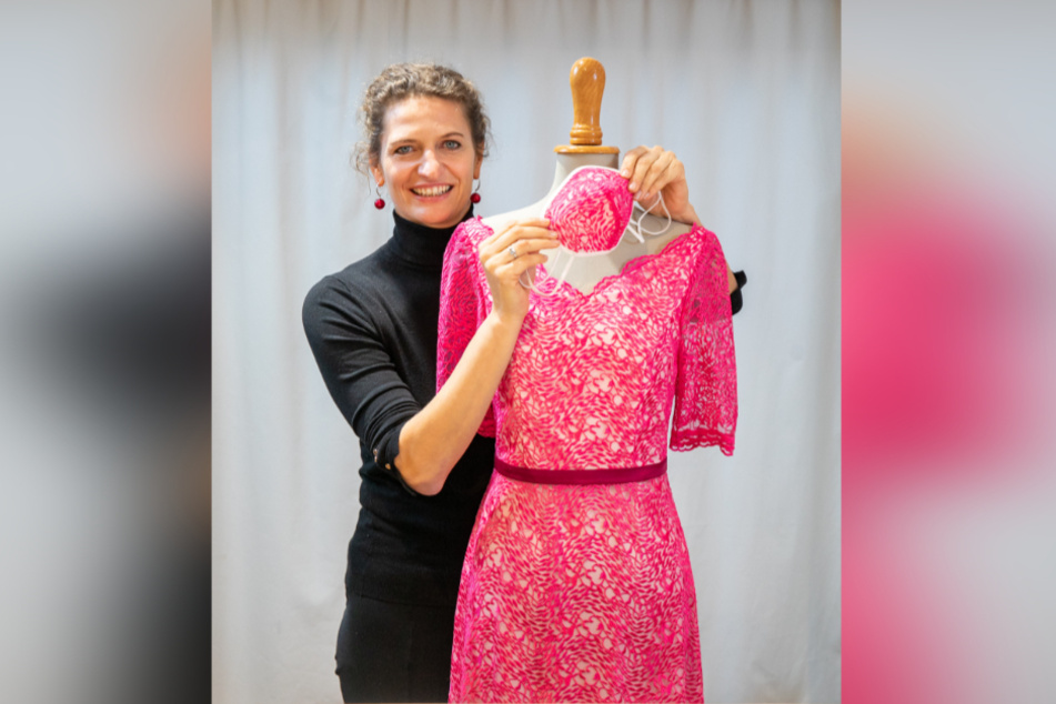 Wie das Kleid, so die Maske: Designerin Dorothea Michalk (39) fertigt Dekormasken aus edlen Spitzenstoffen.