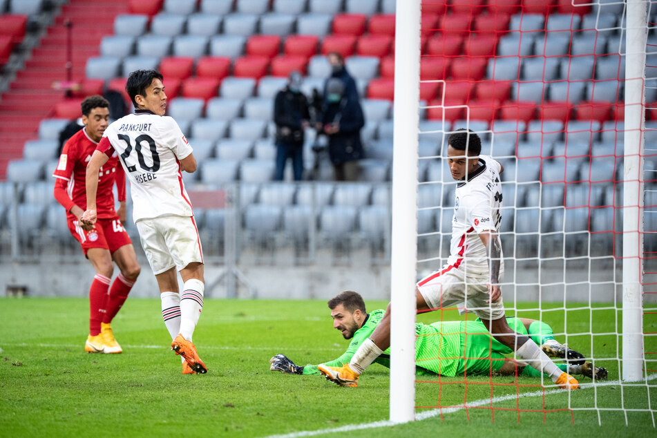 Gleich fünfmal hatte die Hintermannschaft der Eintracht um Makoto Hasebe (l.) und Kevin Trapp (am Boden) gegen die dominanten Bayern das Nachsehen.