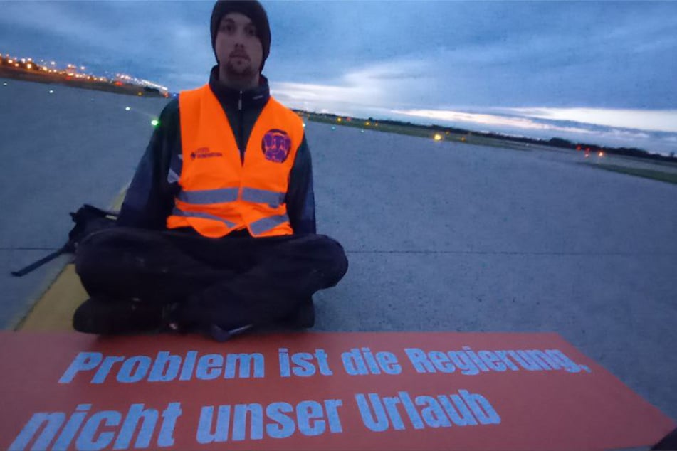 Aktivisten setzten sich auf das Gelände des Münchner Flughafens, um den Flugverkehr zu blockieren.