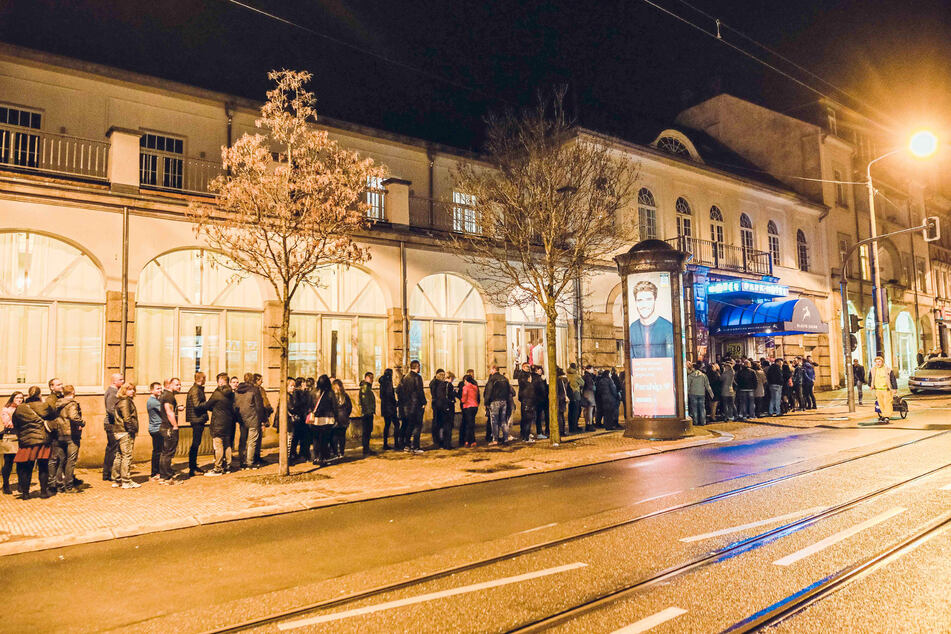 Oft standen vor Corona unzählige Menschen vor dem ausverkauften Parkhotel und hofften, für heimgehende Gäste nachrücken zu können.