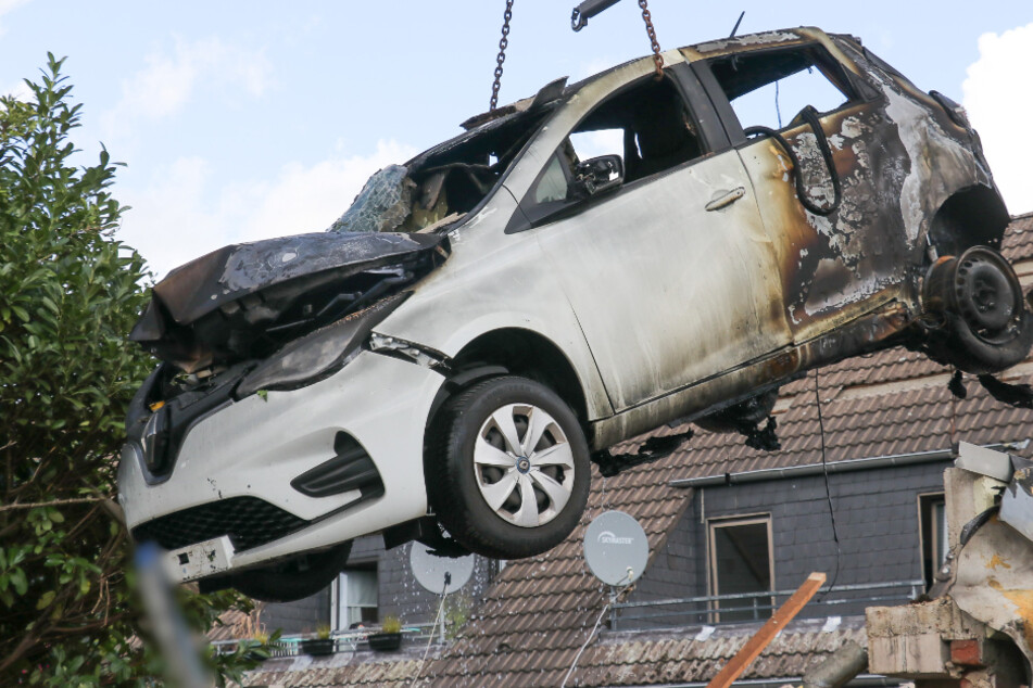 Das E-Auto der Marke Renault fing durch den Brand Feuer und ging plötzlich hoch.