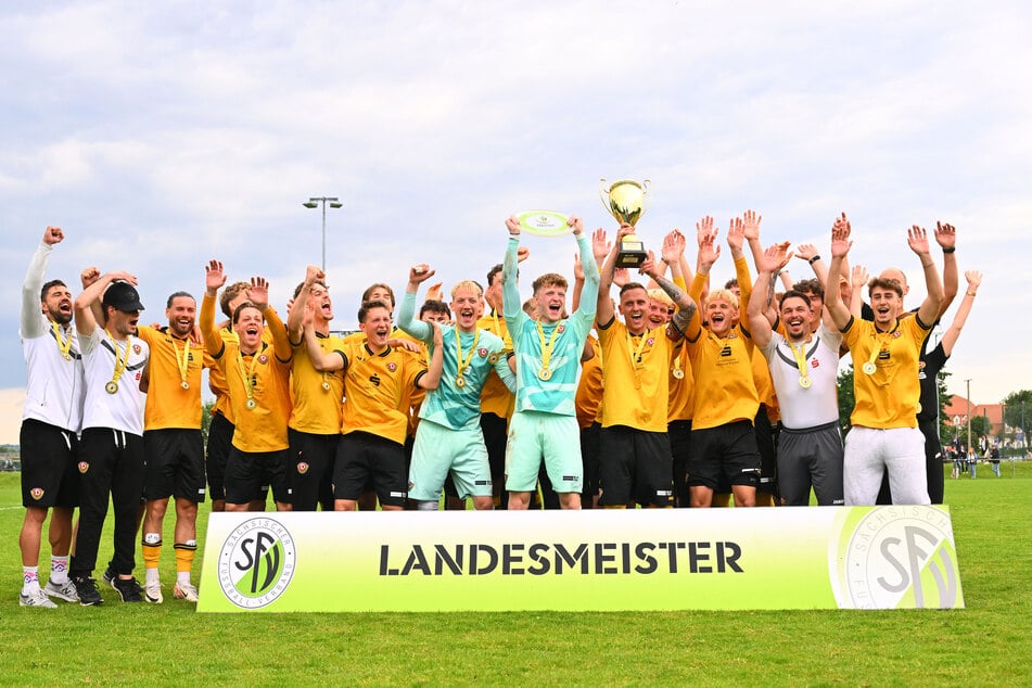 Das obligatorische Meisterfoto nach dem Abpfiff. Dynamos Zweite geht verdient hoch in die Oberliga.