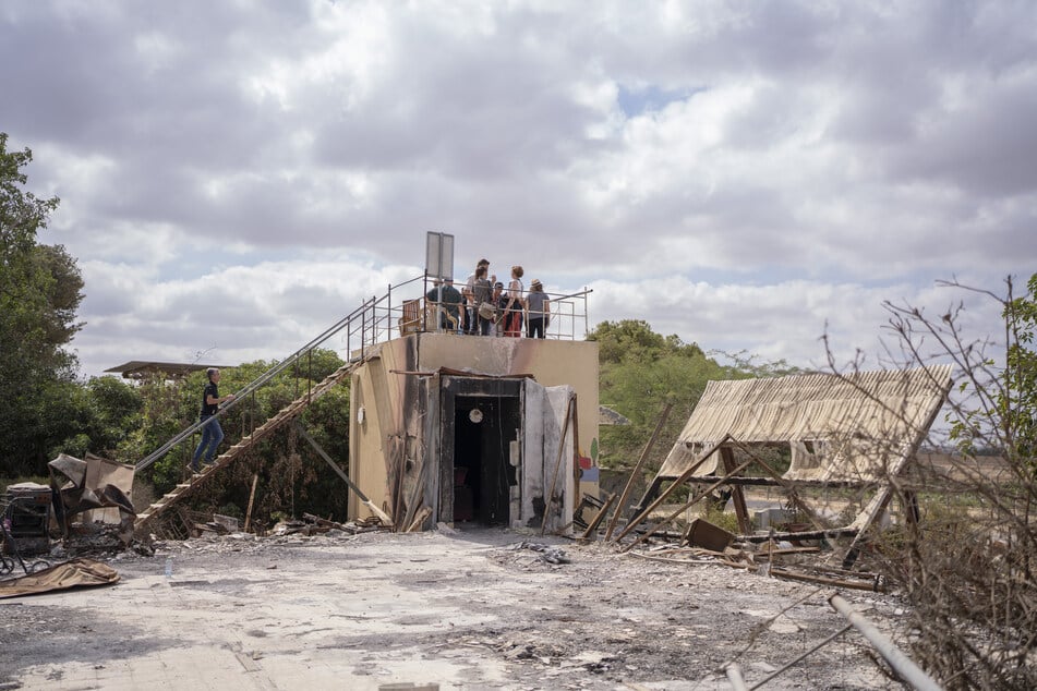 Bewohner des Kibbuz Nir Oz versammeln sich zum Gedenken an den ersten Jahrestag des Hamas-Anschlags vom 7. Oktober 2023.