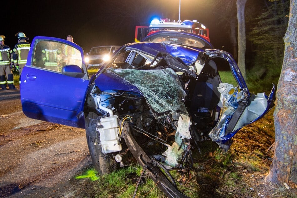 Auto kracht gegen Baum - 19-jähriger Fahrer schwer verletzt