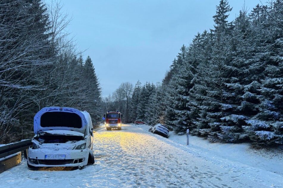 Bei dem Unfall im Vogtland wurden die beiden Fahrerinnen sowie ein Kind leicht verletzt.