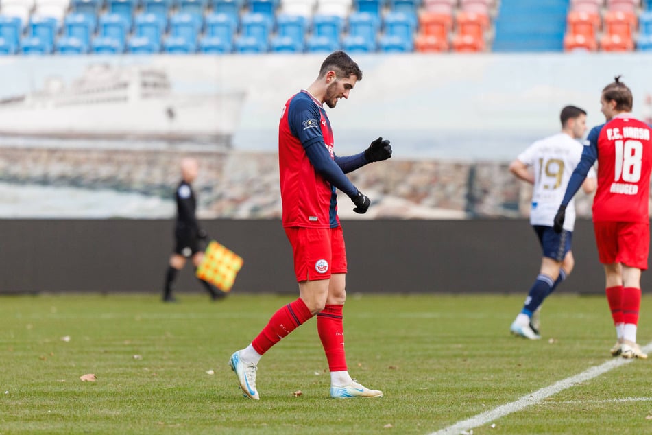 Dieses Bild ist ein Jahr alt und spricht Bände: Die Zusammenarbeit zwischen Albin Berisha (24) und Hansa Rostock gleicht einem Missverständnis. (Archivfoto)