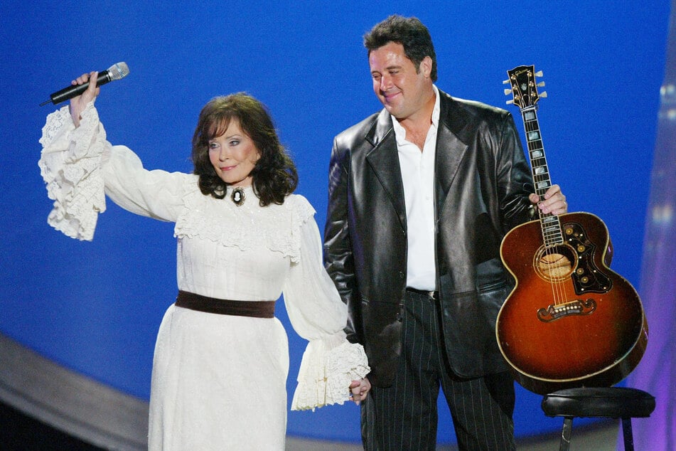 Fellow stars and fans have begun paying tribute to the late Loretta Lynn on social media.