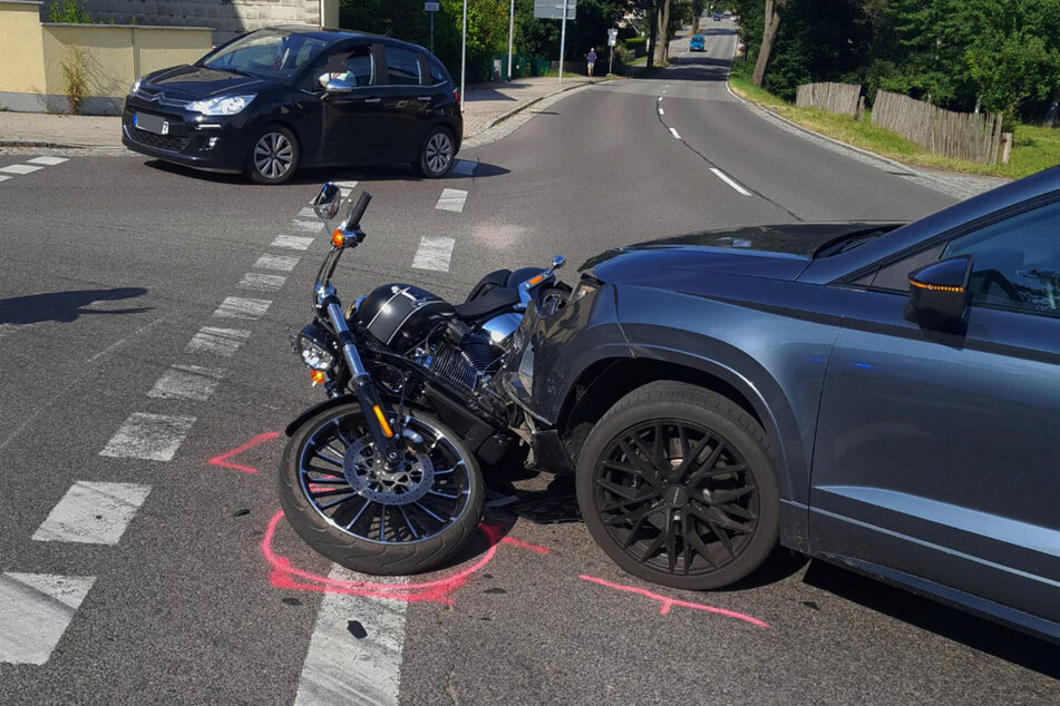 In Claußnitz (Landkreis Mittelsachsen) kam es am Donnerstag zu einem Kreuzungscrash: Ein Biker stieß mit einem Auto zusammen.