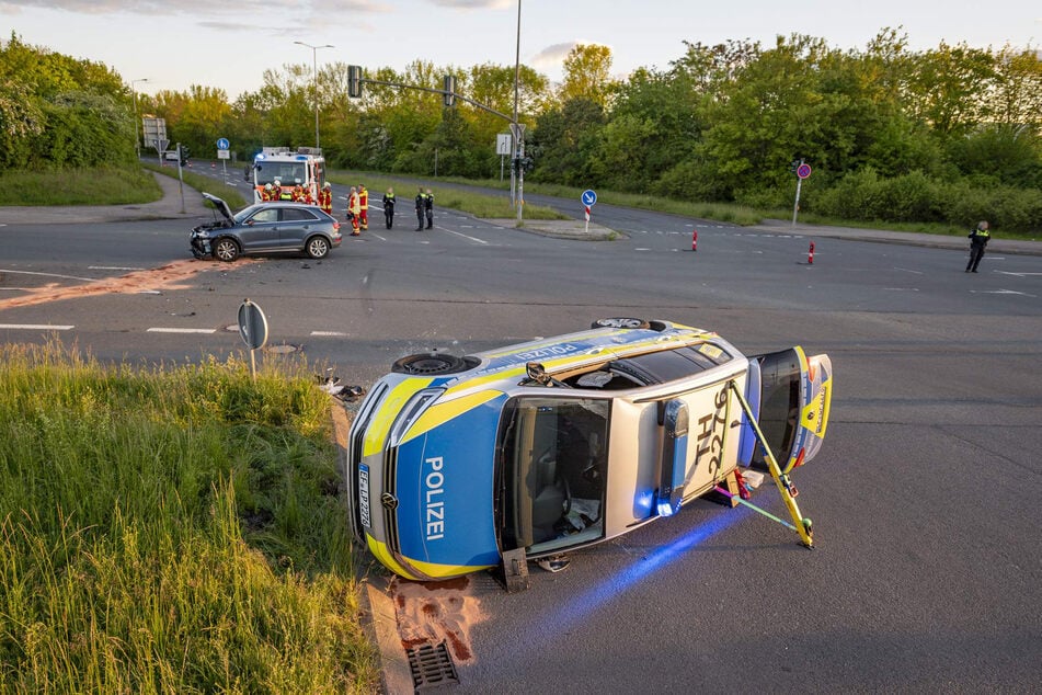 Auf der Kreuzung Am Herrenberg/Konrad-Adenauer-Straße in Erfurt knallte es am Freitagabend gewaltig: Ein Audi stieß mit einem Streifenwagen zusammen.