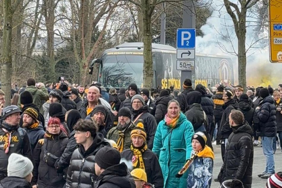 Voller Vorfreude wurde der Mannschaftsbus der Schwarz-Gelben erwartet.