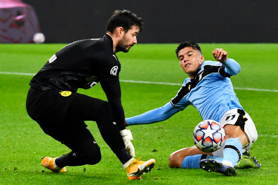 Die erste gute Chance im Spiel: Lazio-Stürmer Joaquin Correa (r.) scheitert am herausstürzenden BVB-Keeper Roman Bürki.