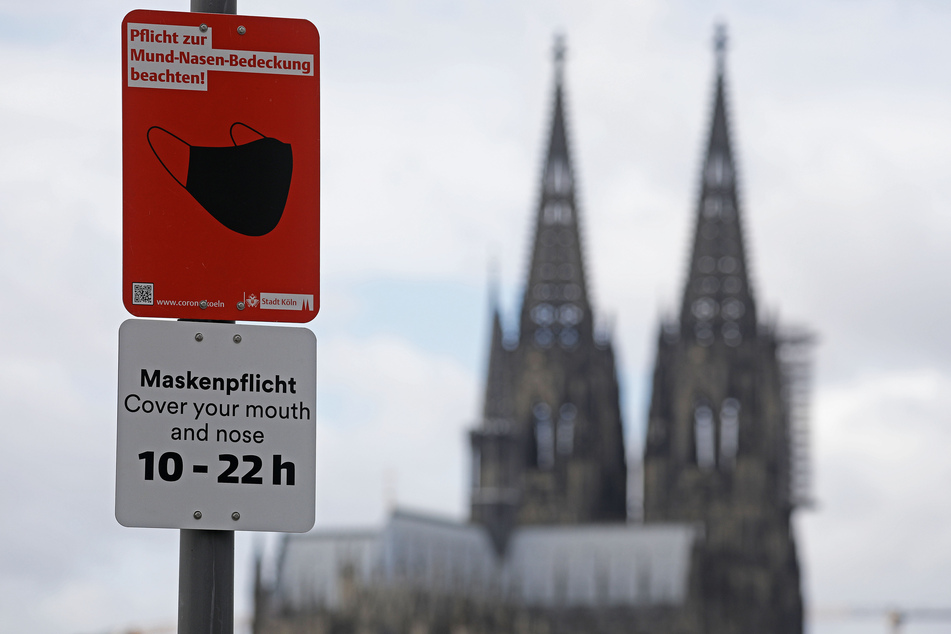 Am Freitag hatte der Krisenstab der Stadt Köln bereits eine Ausweitung der Maskenpflicht beschlossen. Seit Samstag gilt sie auch in einem Teil des Ausgehviertels am Brüsseler Platz und am Rheinufer zwischen Drehbrücke Deutz und Zoobrücke.