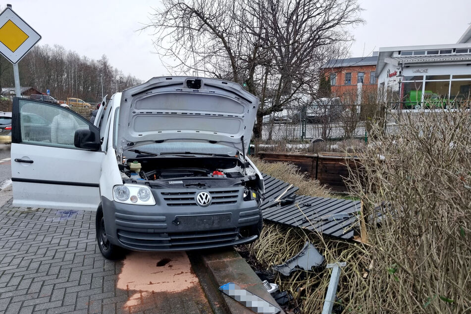Ein VW-Kleintransporter krachte am Dienstagnachmittag in Chemnitz-Altendorf in ein Grundstück.