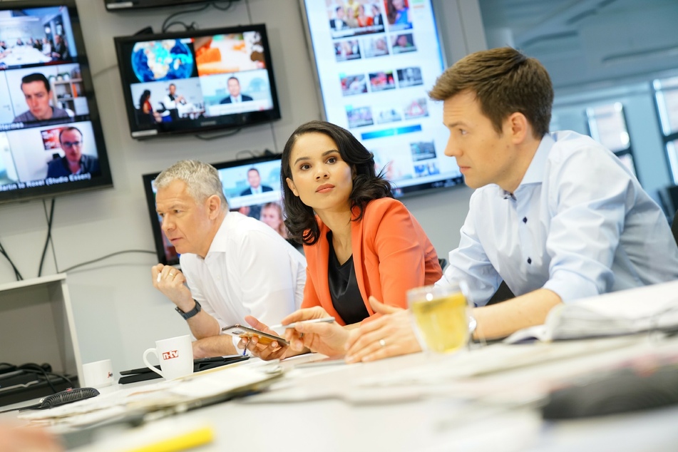 "RTL Aktuell"-Moderator Peter Kloeppel (62, l.) stand am Sonntagabend im Studio plötzlich im Dunkeln.