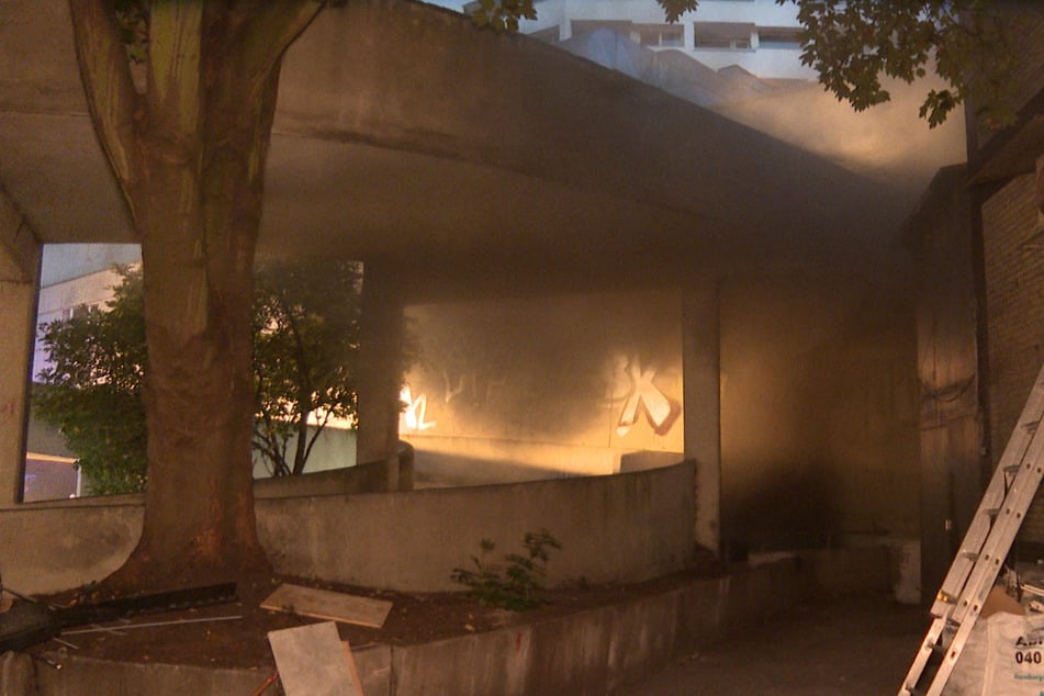 Dichter Rauch quoll aus der Tiefgarage empor.