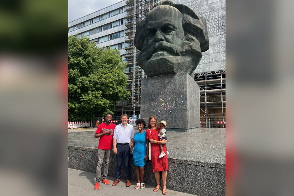 Mark Kitau (45), Karl Lauterbach, Jackline Nadler (47) und Julia Bombien (42) vor dem Nischel.