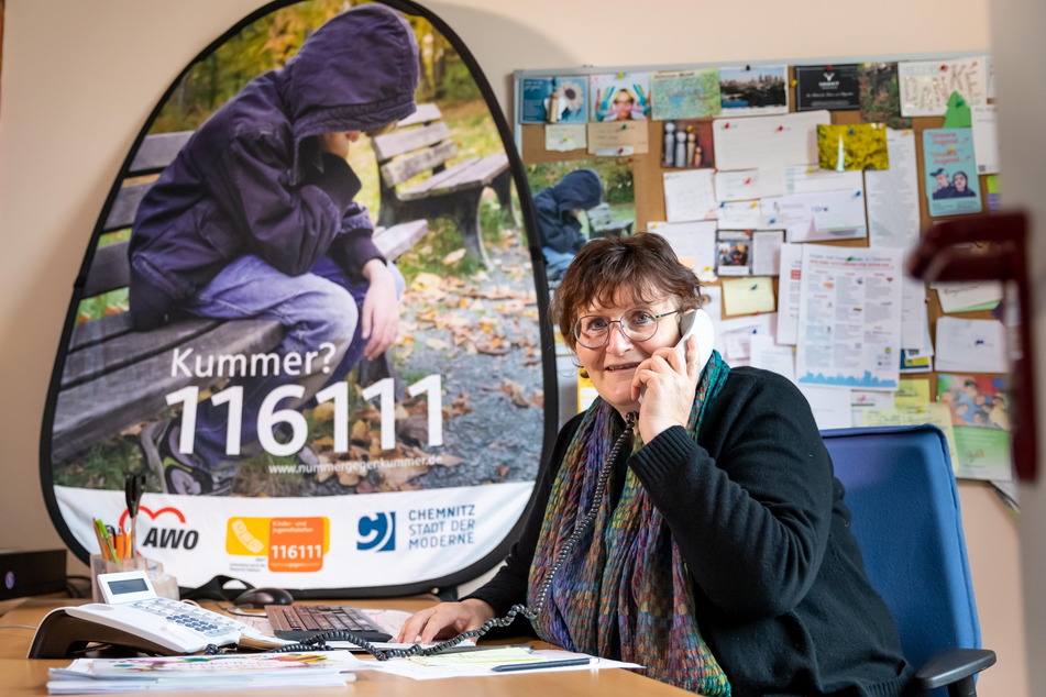 Kerstin Graff (61) muss am Kinder- und Jugendtelefon seit Corona öfter über Gewalt und Missbrauch sprechen.
