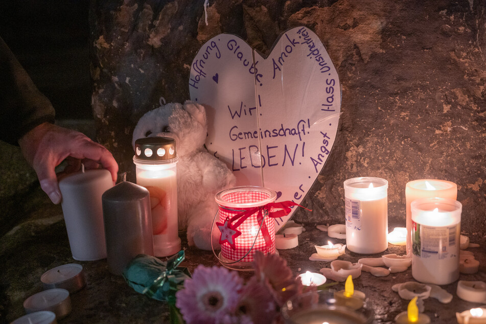 Am Abend zündeten die Menschen in Trier Kerzen für die Opfer der Amokfahrt an.