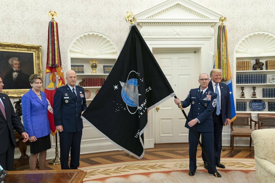 Donald Trump (r.) is delighted with the Space Force flag, but many people point out its resemblance to the Star Trek logo.