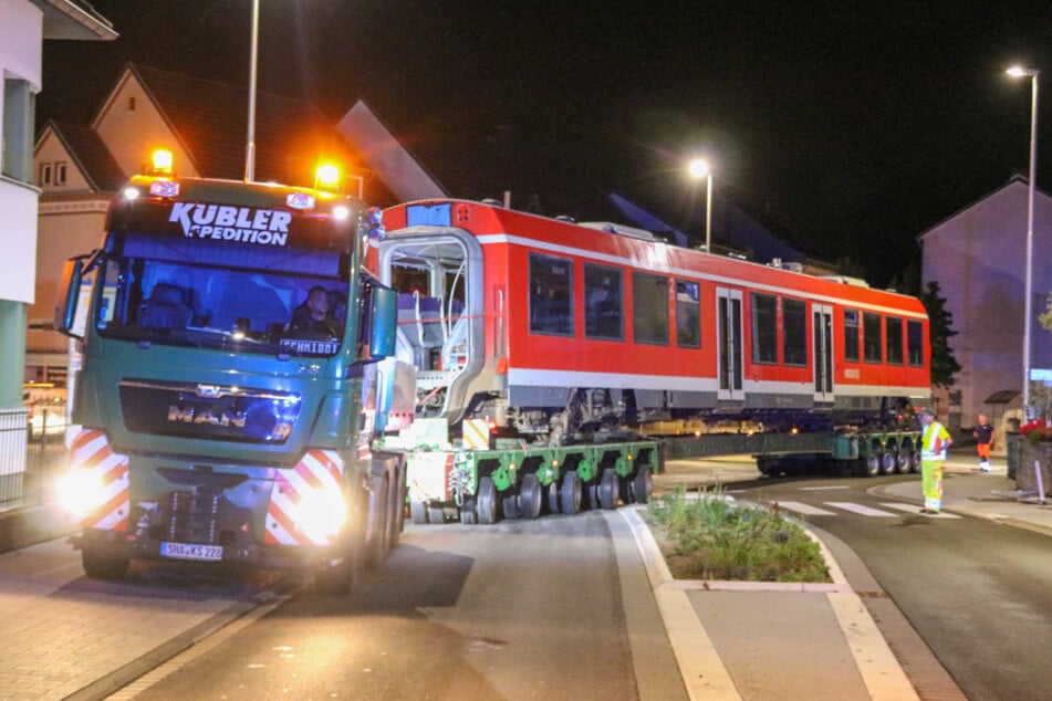 Die Bahn soll in Meckenheim wieder auf die Gleise gesetzt und anschließend nach Köln in die Werkstatt geschleppt werden.