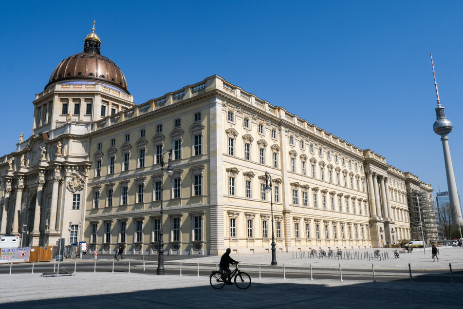 Das Museums- und Veranstaltungsgebäude Humboldt Forum am Schloßplatz und der Fernsehturm in Berlin Mitte.