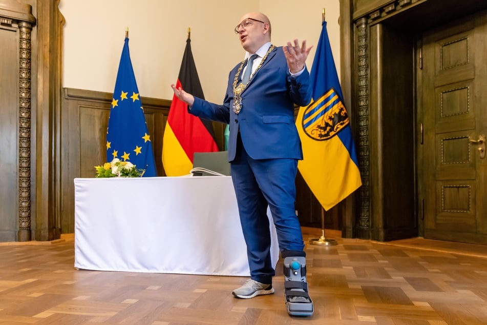 OB Sven Schulze (54, SPD) muss nach einem Mittelfußbruch derzeit eine Schiene tragen.