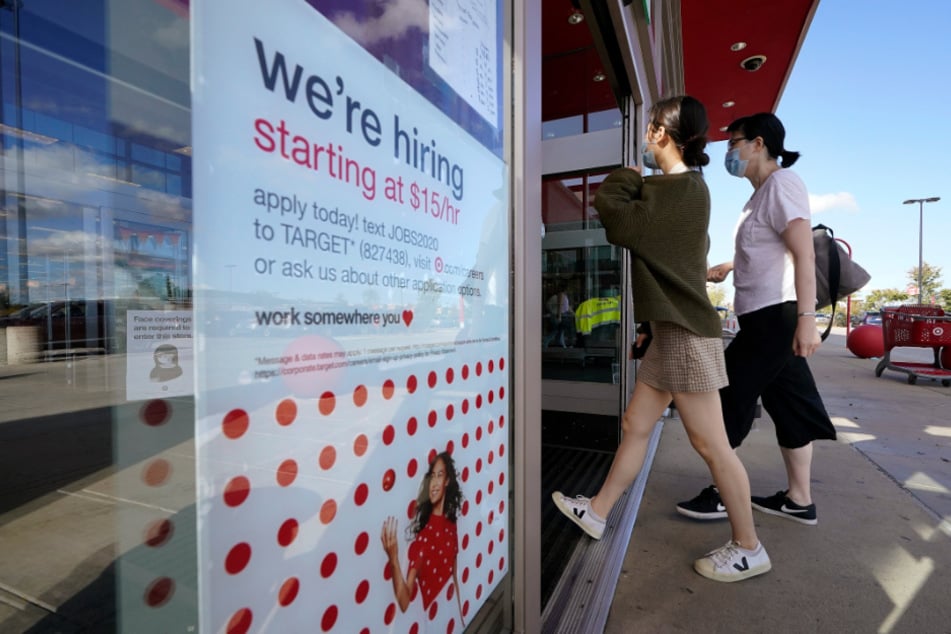 Westwood: Passanten gehen mit Mund-Nasen-Schutz an einem Hinweisschild mit der Aufschrift "we are hiring" (Wir stellen ein) vorbei, als sie ein Target-Einzelhandelsgeschäft betreten.