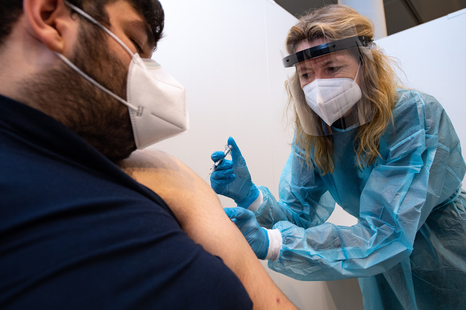 Nach Angaben des Gesundheitsministeriums sind zum Jahreswechsel in Nordrhein-Westfalen 55.000 Menschen gegen das Coronavirus geimpft worden.