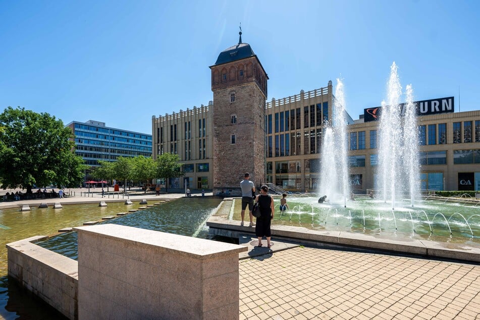 Der Stadthallenbrunnen in Chemnitz bieten an heißen Tagen Abkühlung.