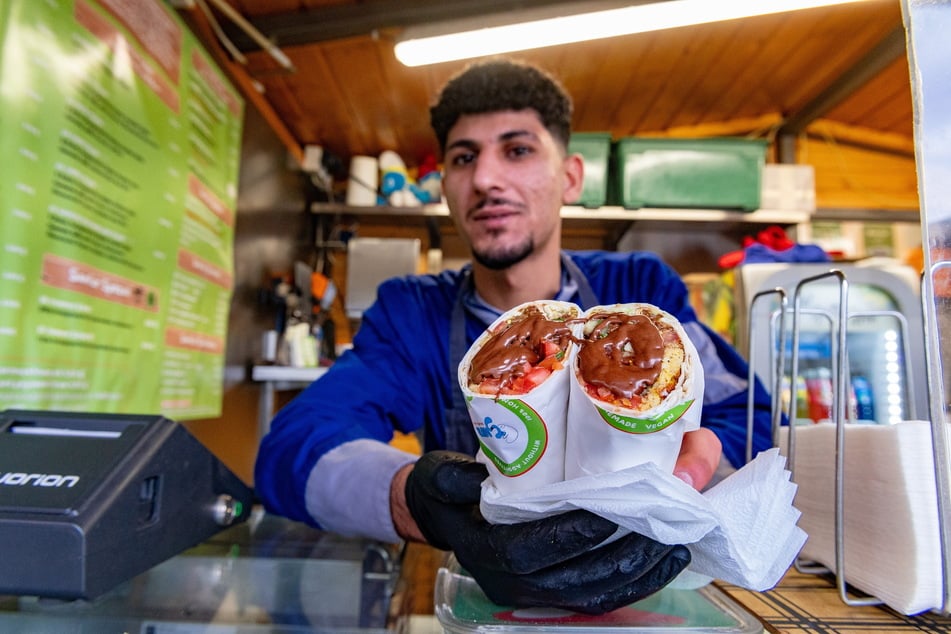 Mitarbeiter Abdallah Almerhej (21) präsentiert die frisch gemachte Falafel Choco Dubai.