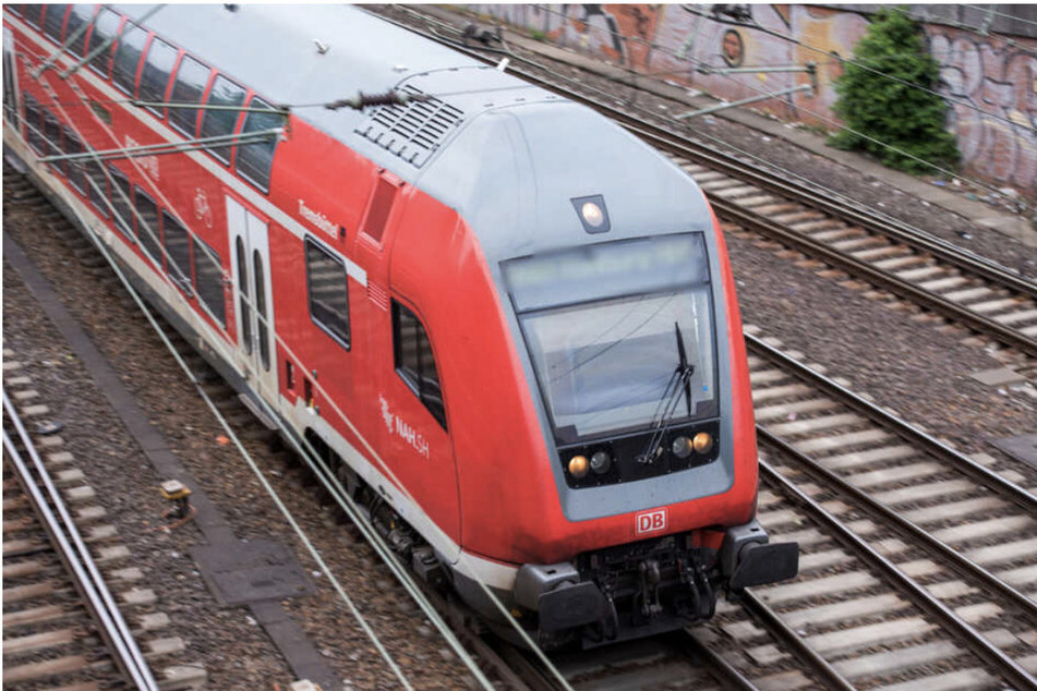 Auf der Bahnstrecke zwischen Hannover und Berlin ist es am Sonntag mutmaßlich zu einem tödlichen Zusammenstoß zwischen Zug und Mensch gekommen. (Symbolbild)