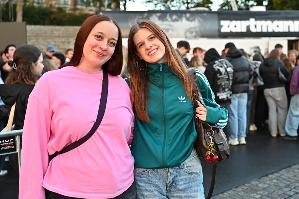 Lena (l.) und Henni (r.) fanden die Aktion am Elbufer "echt cool".