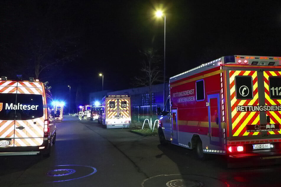 Mit zahlreichen Fahrzeugen rückten die Rettungskräfte in der Nacht zu Freitag zur LVR-Klinik nach Langenfeld aus.